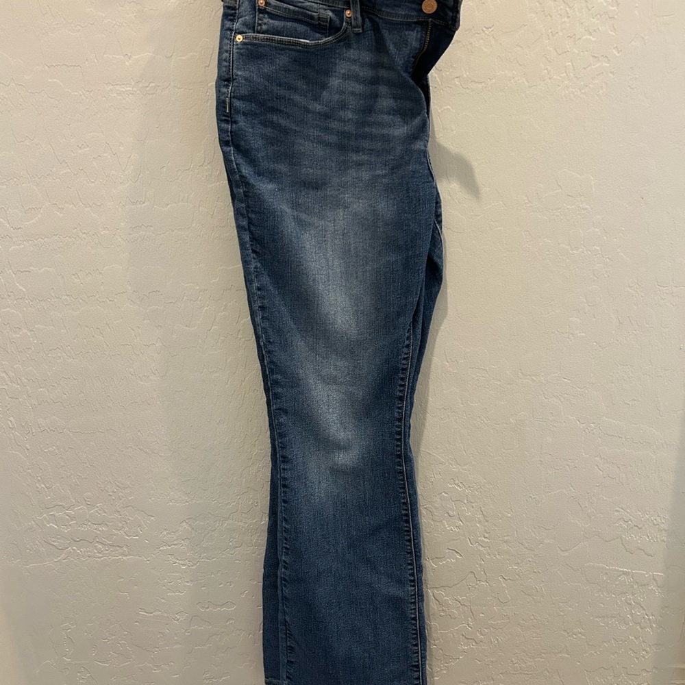 Levi’s Women's Mid-Rise Boot Cut Jeans